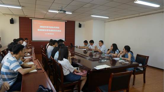 说明: H:\20180801我院召开暑期留校学生座谈交流会新闻稿\座谈会.jpg